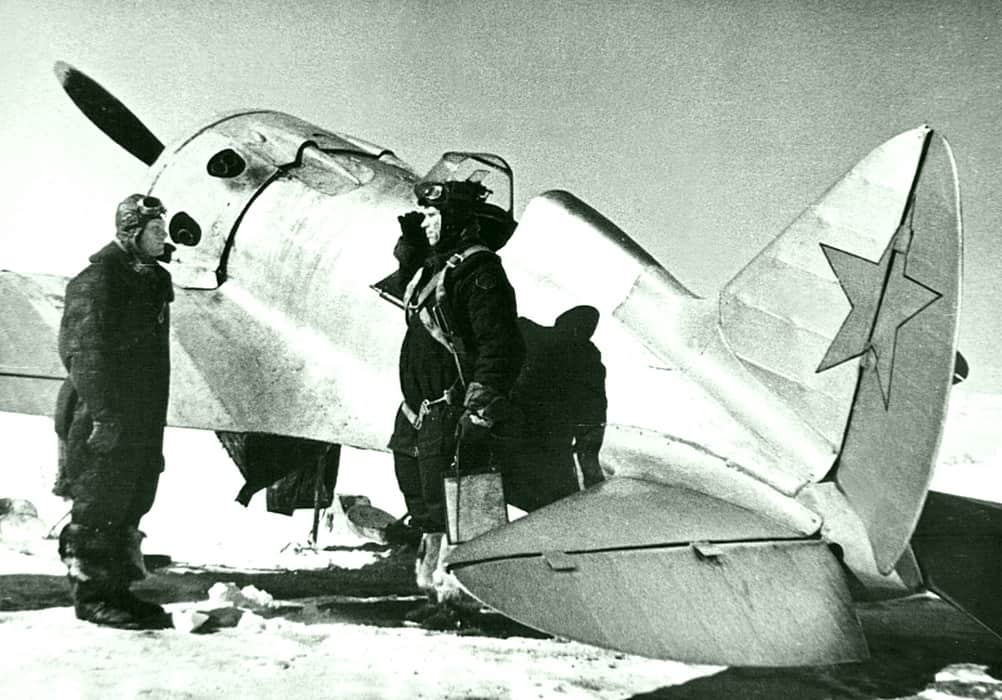 Старший лейтенант Борисов докладывает командиру эскадрильи Герою Советского Союза В. Шишкину (справа) о выполнении боевого вылета на истребителе И-16 в район Белгорода, 1942 г.